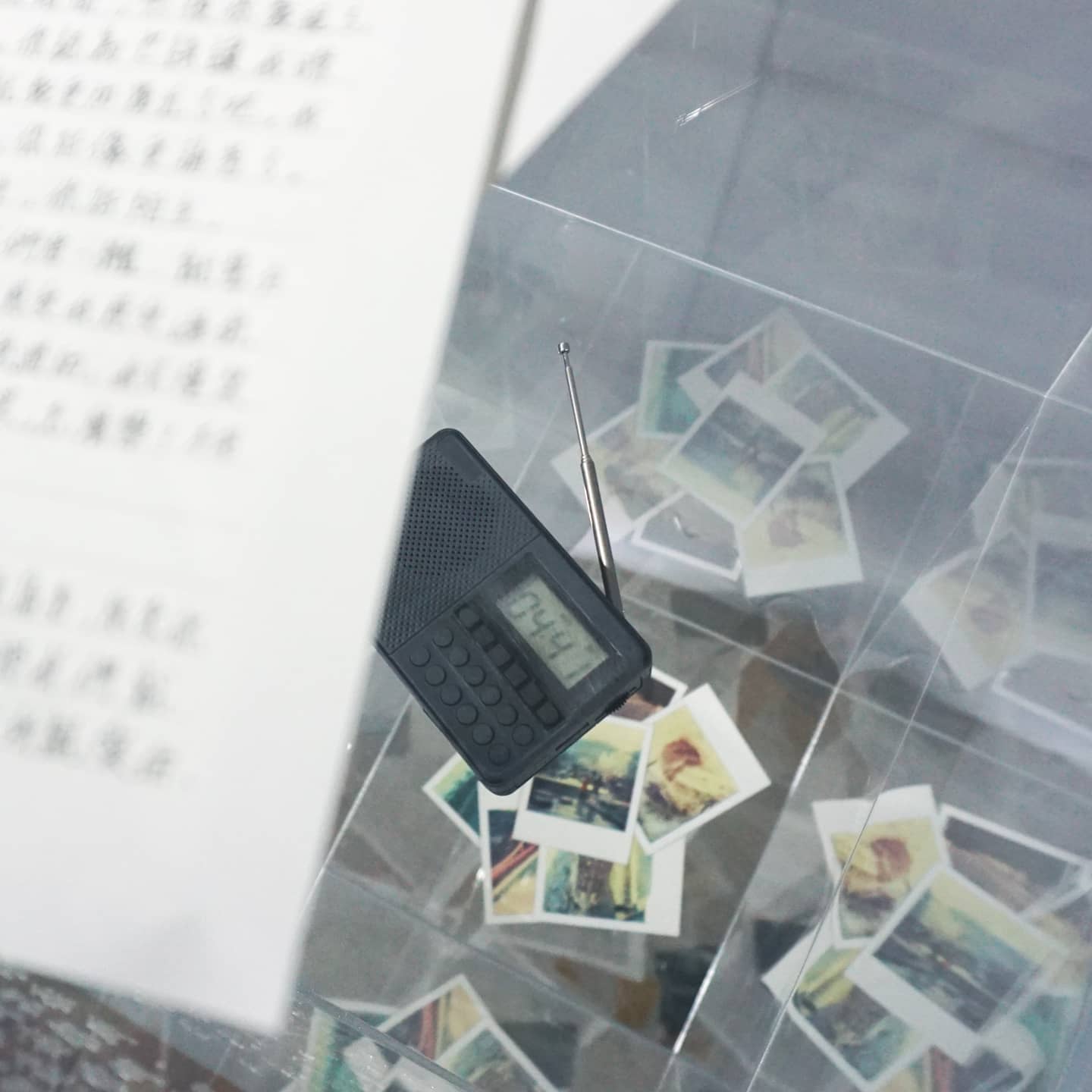 愛的紀念碑 Monument to Love，張儀君 Luna Cheong，裝置作品 Installation，透明碑體裝置・手寫信・錄音・鏡面浮雕 · 2020
